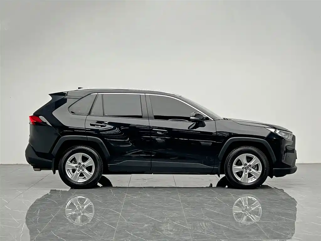 Toyota RAV4 2021 — фото 7