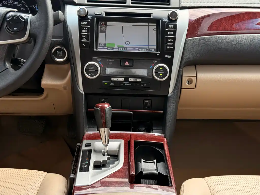 Toyota Camry 2012 — фото 10
