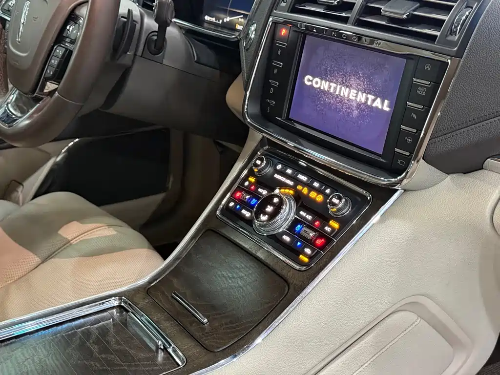 Lincoln Continental 2020 — фото 17