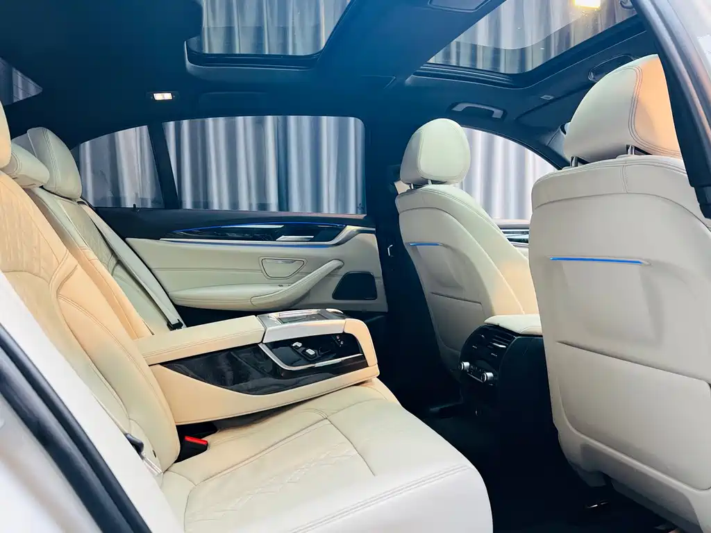 BMW 5 Series 2018 — фото 16