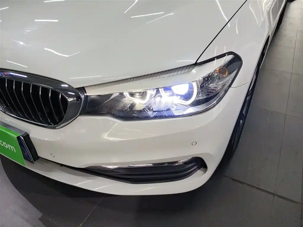 BMW 5 Series 2018 — фото 24