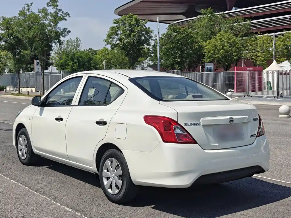 Nissan Sunny 2014 — фото 12