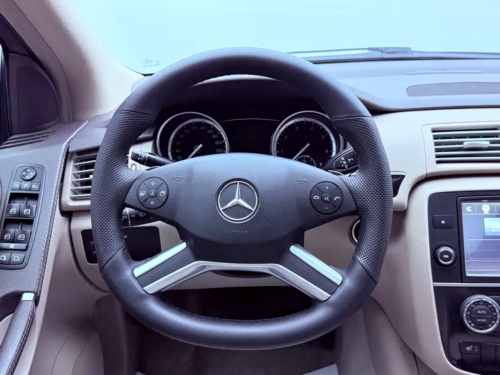 Mercedes-Benz R-Class 2017 — фото 11