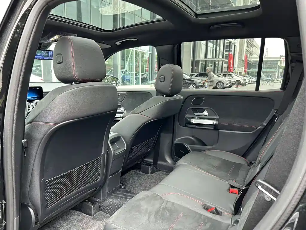 Mercedes-Benz GLB AMG 2025 — фото 12