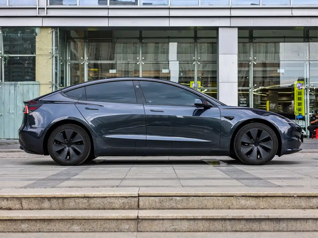 Tesla Model 3 2025 — фото 8