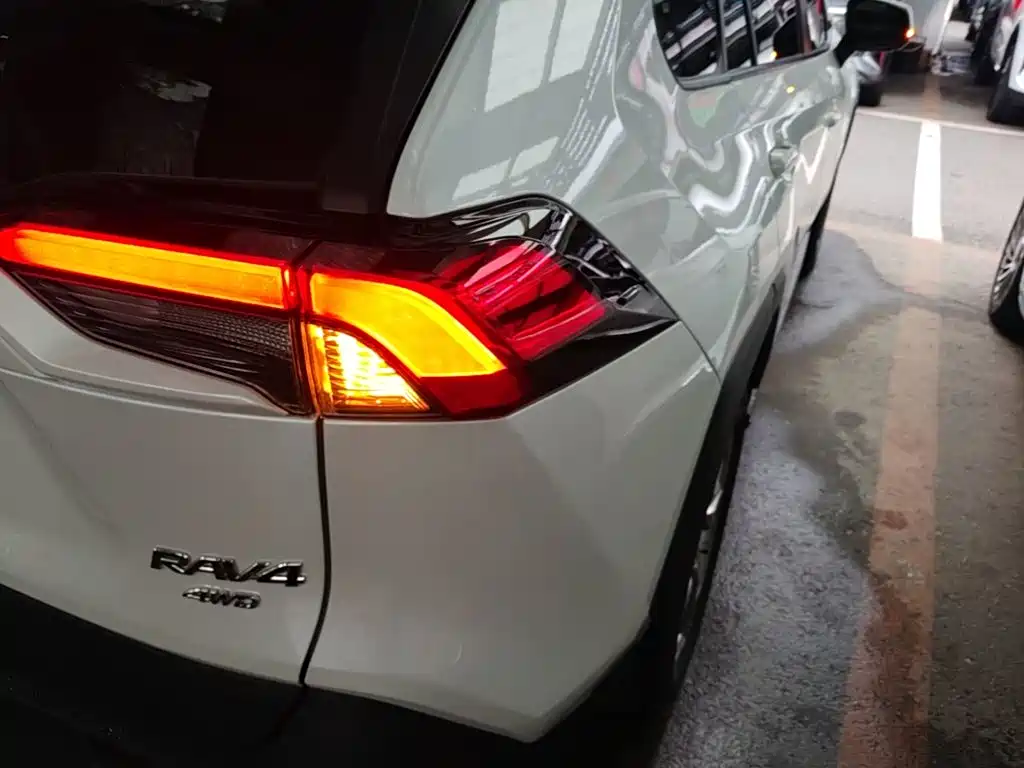 Toyota RAV4 2021 — фото 8