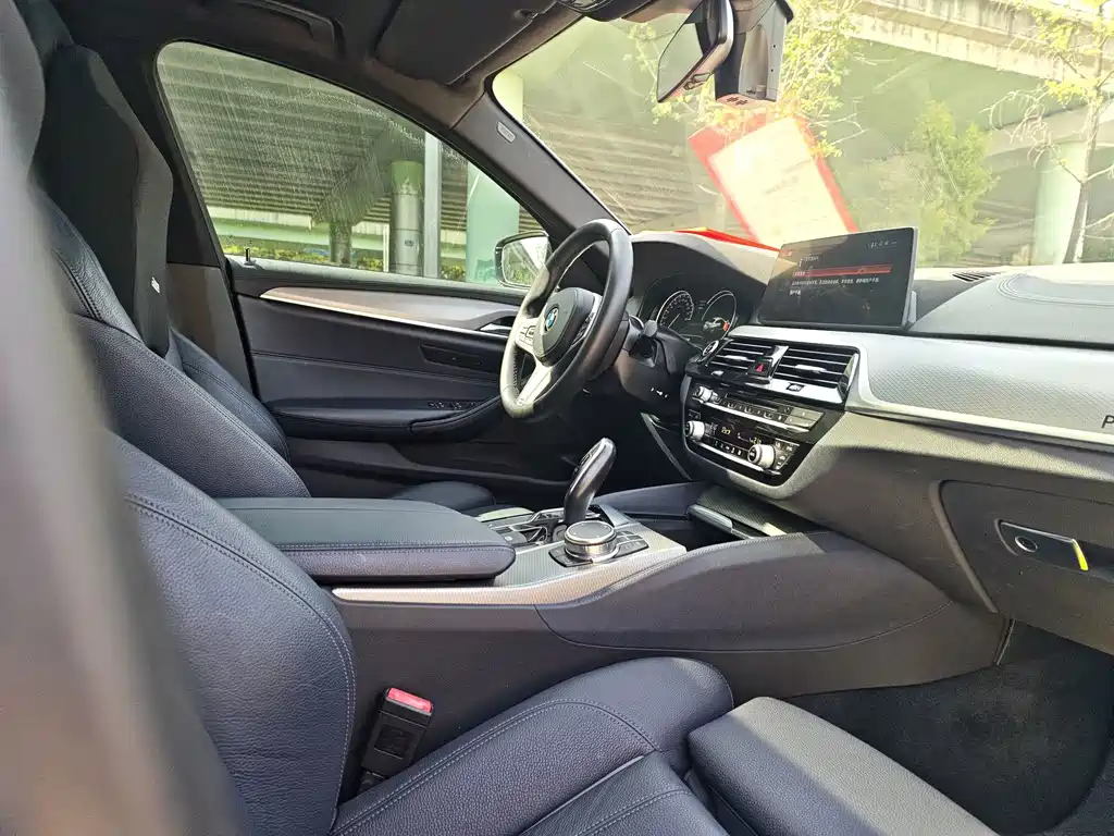 BMW 5 Series 2018 — фото 16