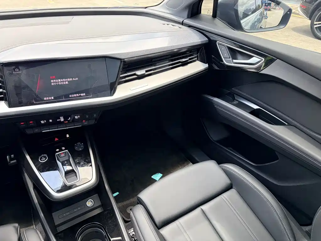 Audi Q4 e-tron 2025 — фото 13