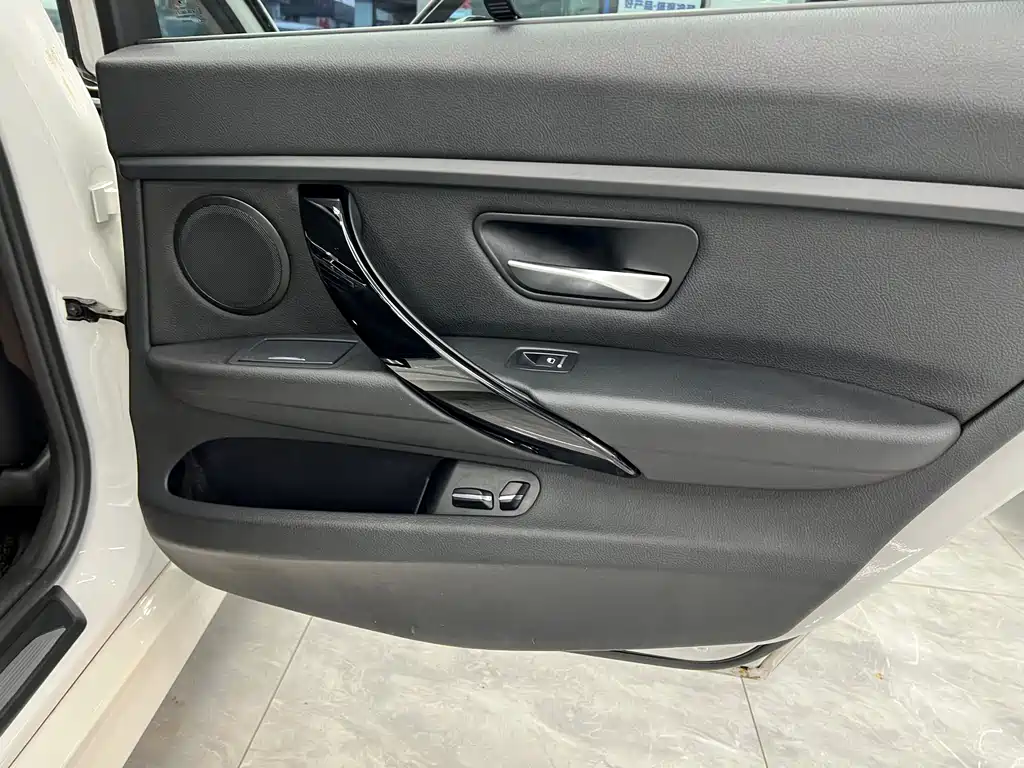 BMW 3 Series 2017 — фото 17