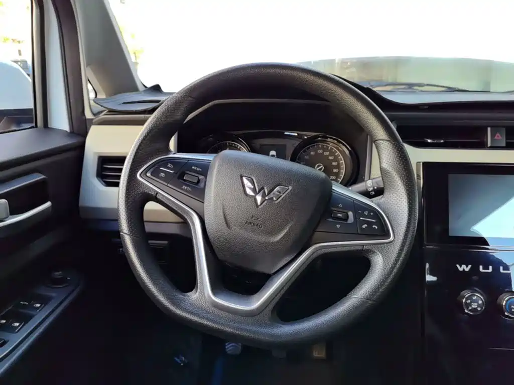 Wuling Hongguang PLUS 2019 — фото 11
