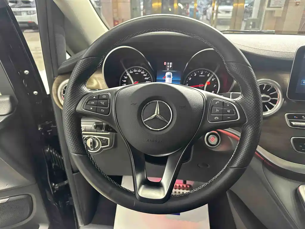 Mercedes-Benz V-Class 2021 — фото 11