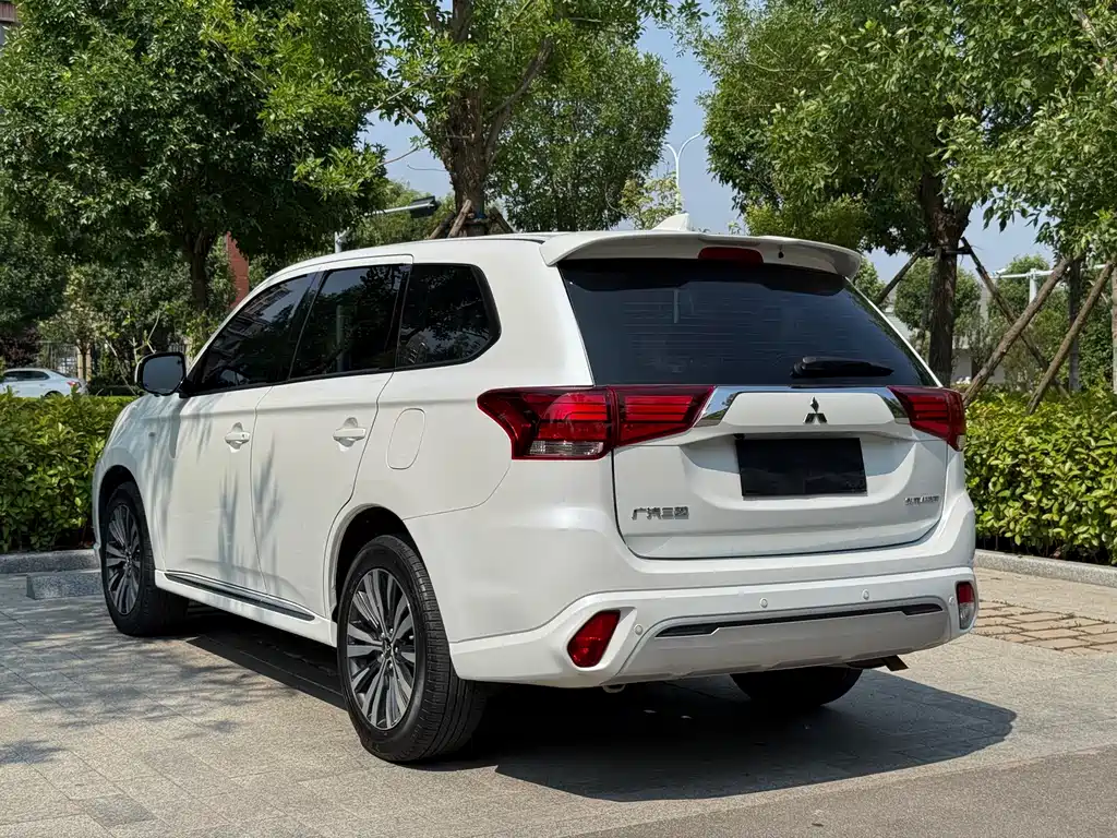 Mitsubishi Outlander 2022 — фото 7