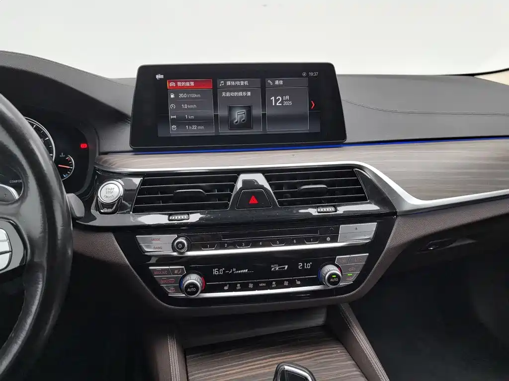 BMW 5 Series 2018 — фото 12