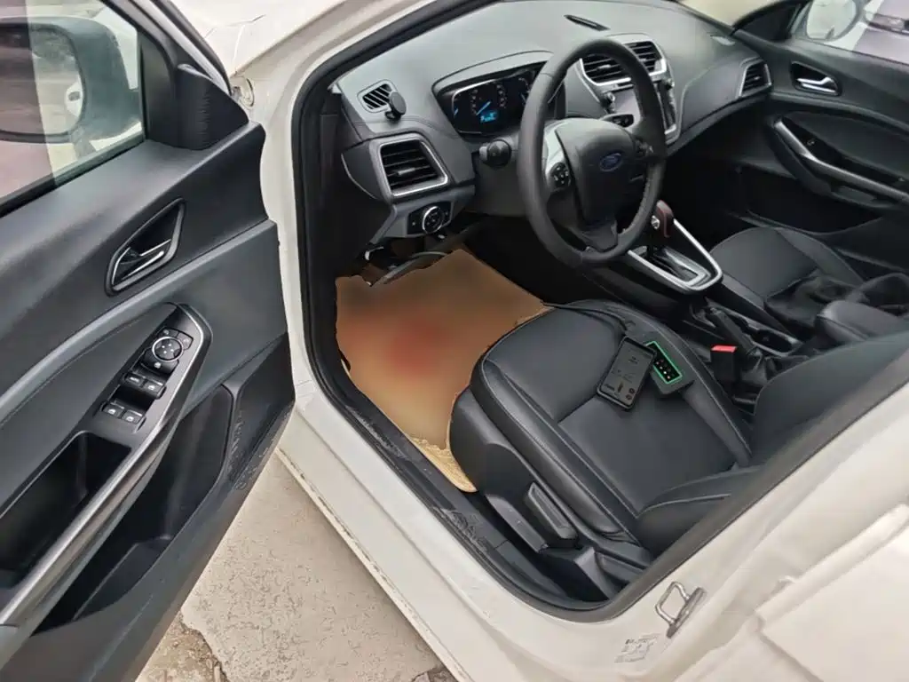 Ford Escort 2018 — фото 16