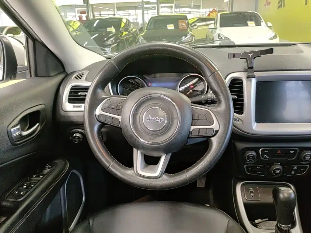 Jeep Compass 2018 — фото 11