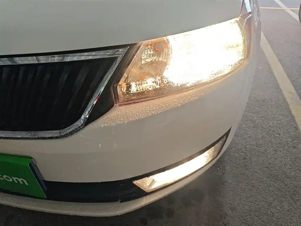 Skoda Rapid Spaceback 2017 — фото 24