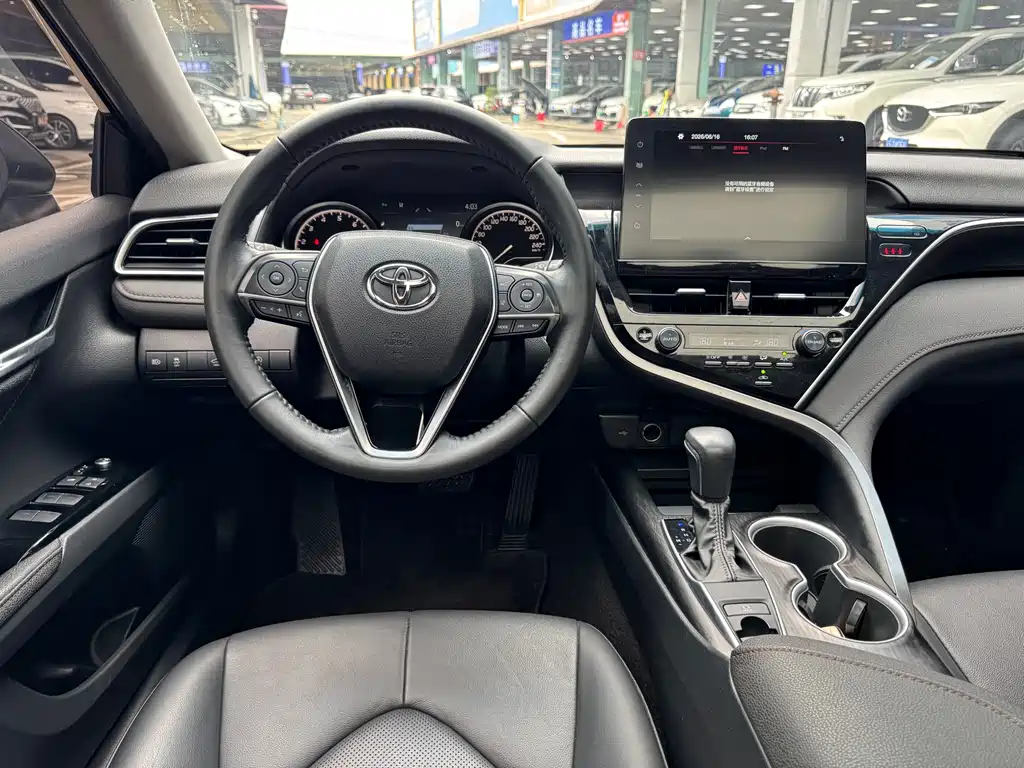 Toyota Camry 2023 — фото 13
