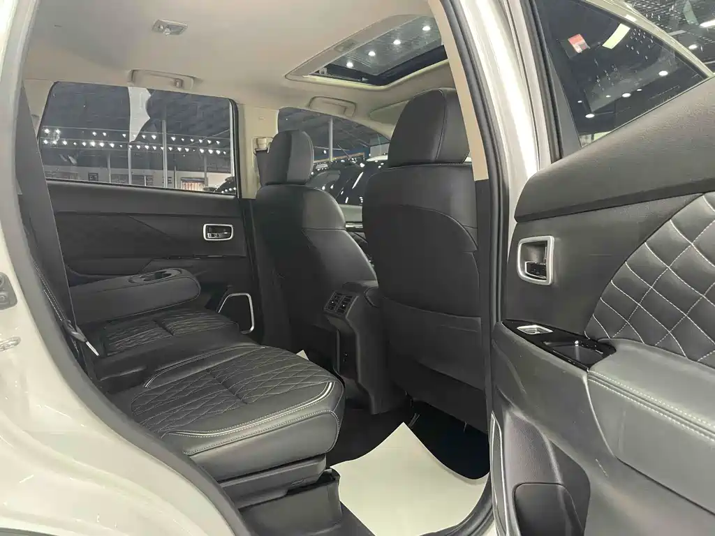 Mitsubishi Outlander 2021 — фото 17
