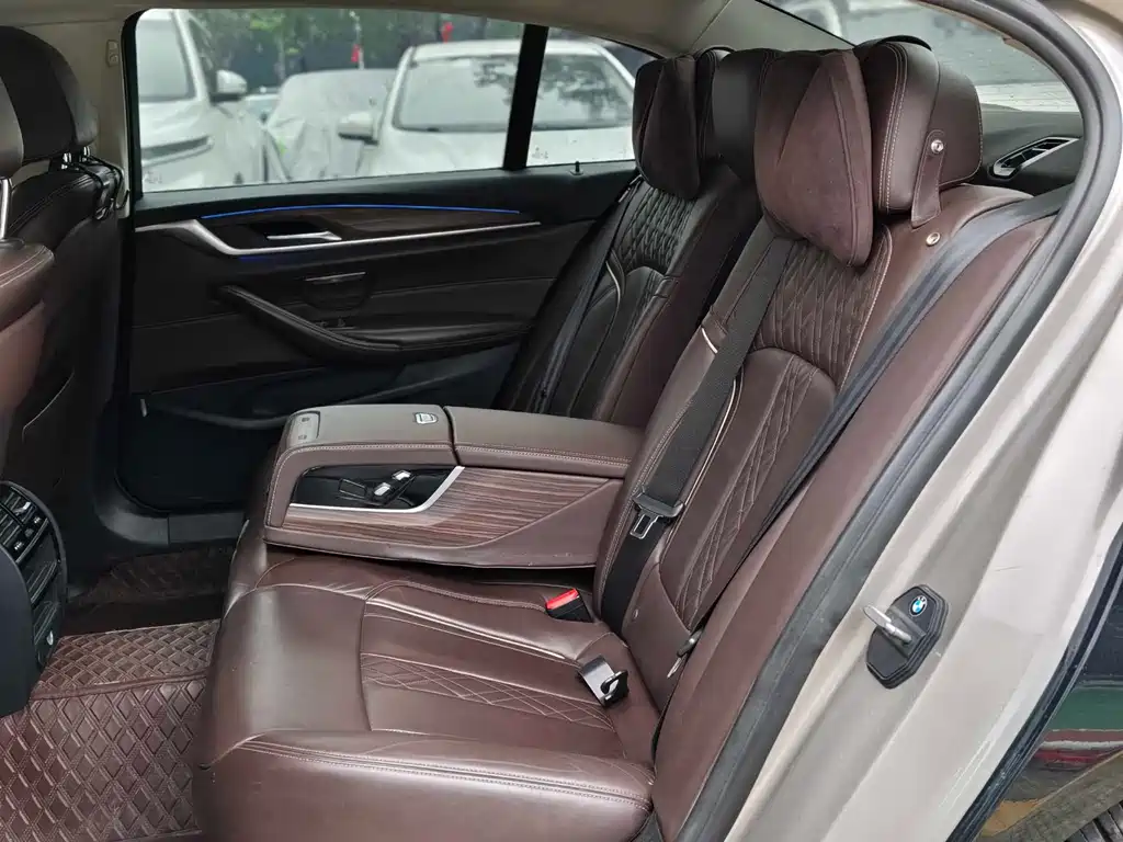 BMW 5 Series 2018 — фото 11