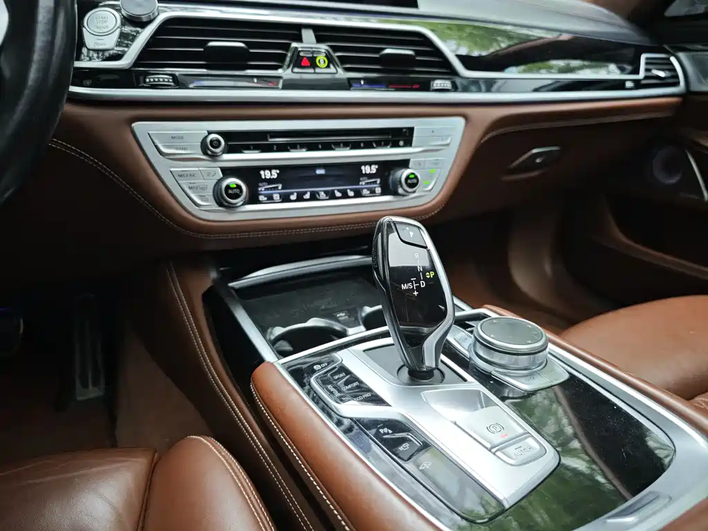 BMW 7 Series 2019 — фото 11