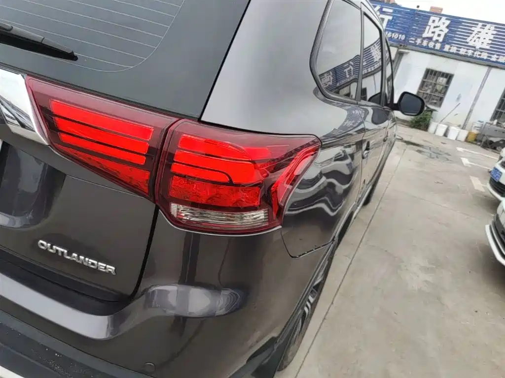 Mitsubishi Outlander 2018 — фото 8