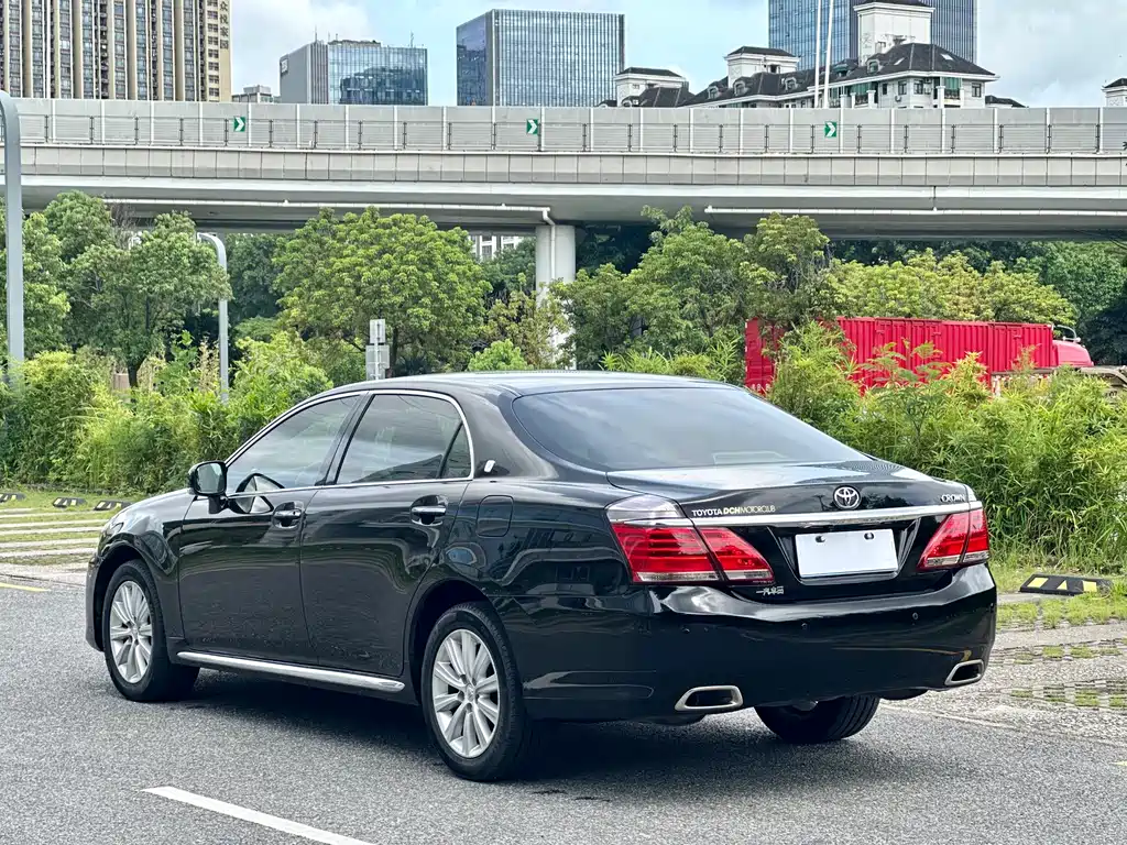 Toyota Crown 2015 — фото 16