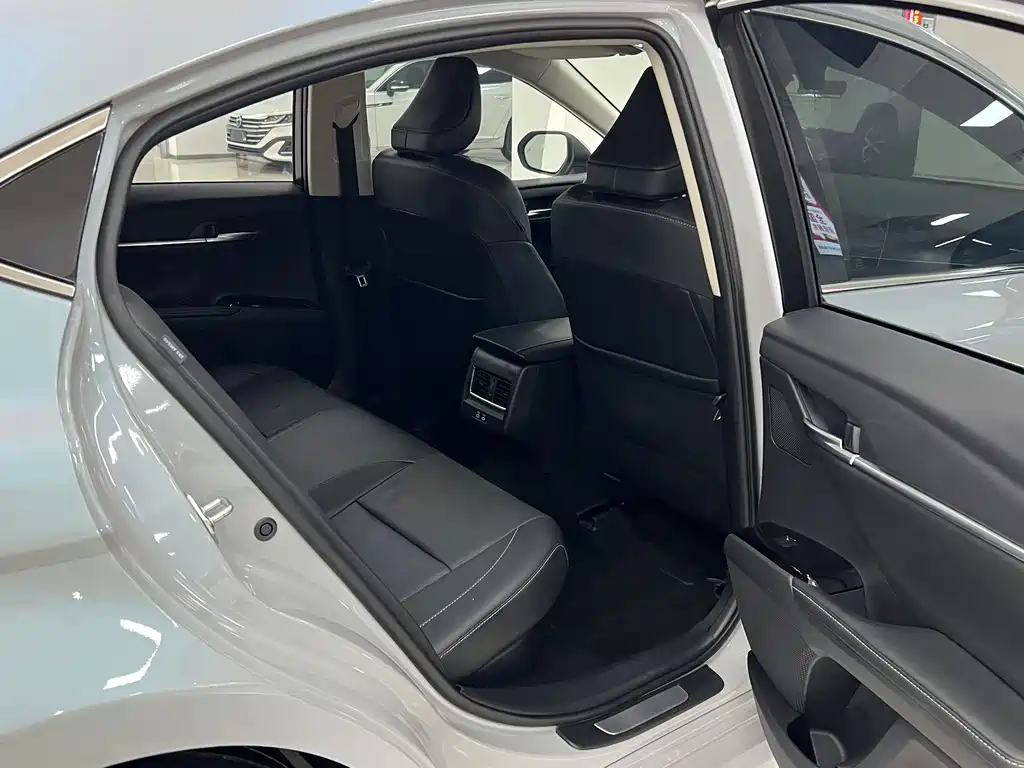 Toyota Camry 2024 — фото 12