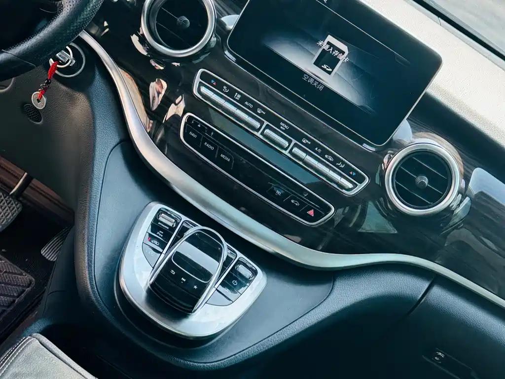 Mercedes-Benz V-Class 2018 — фото 18