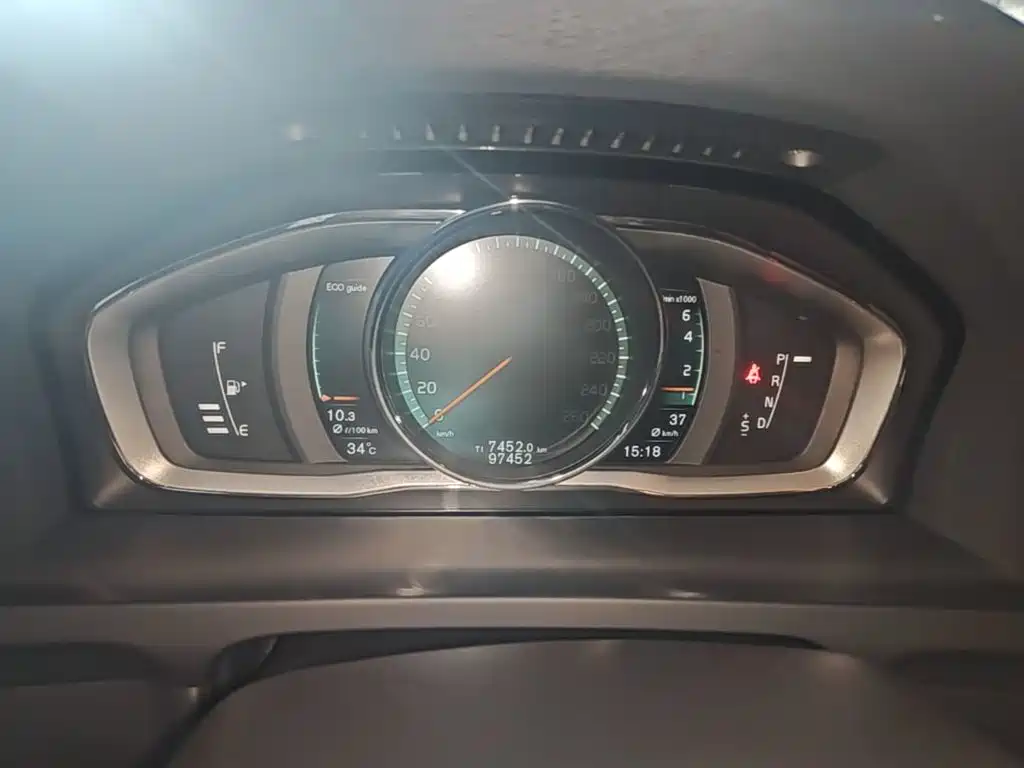 Volvo V60 2017 — фото 12