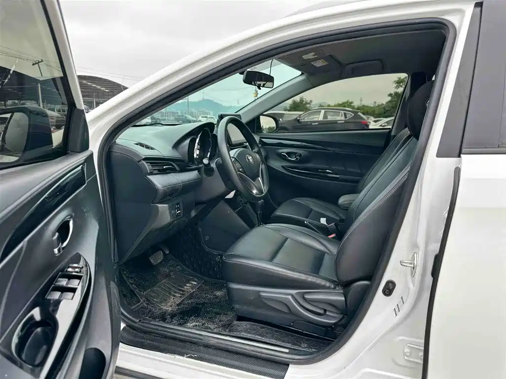 Toyota Yaris L 2022 — фото 8