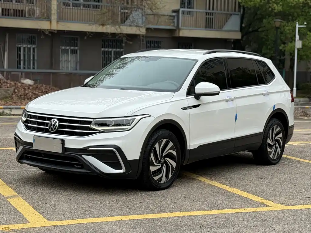 Volkswagen Tiguan L 2022 — фото 1