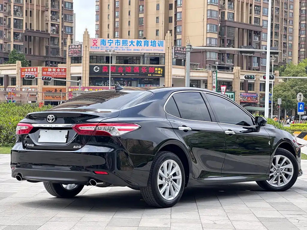 Toyota Camry 2023 — фото 4