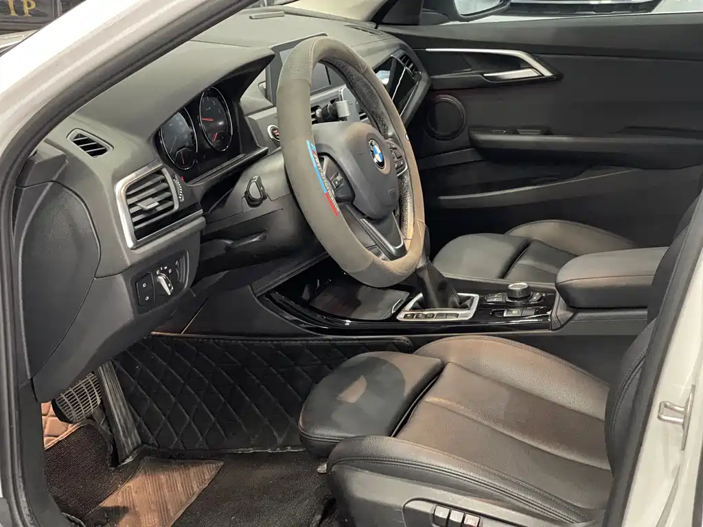 BMW 1 Series 2018 — фото 11