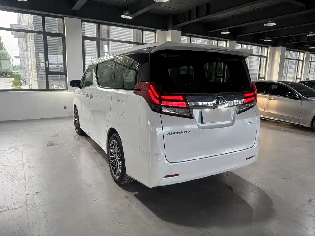 Toyota Alphard 2017 — фото 3