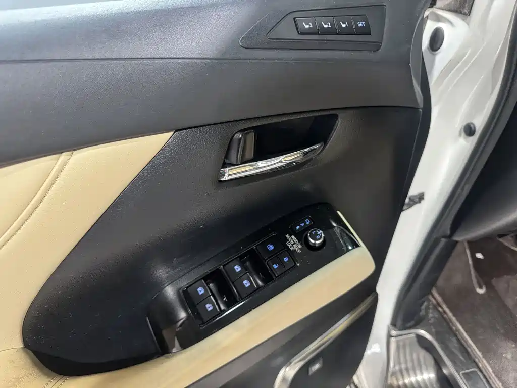 Toyota Alphard 2017 — фото 12