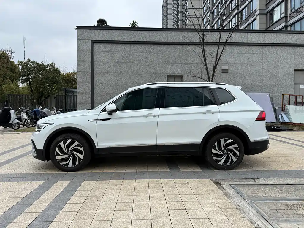 Volkswagen Tiguan L 2023 — фото 11