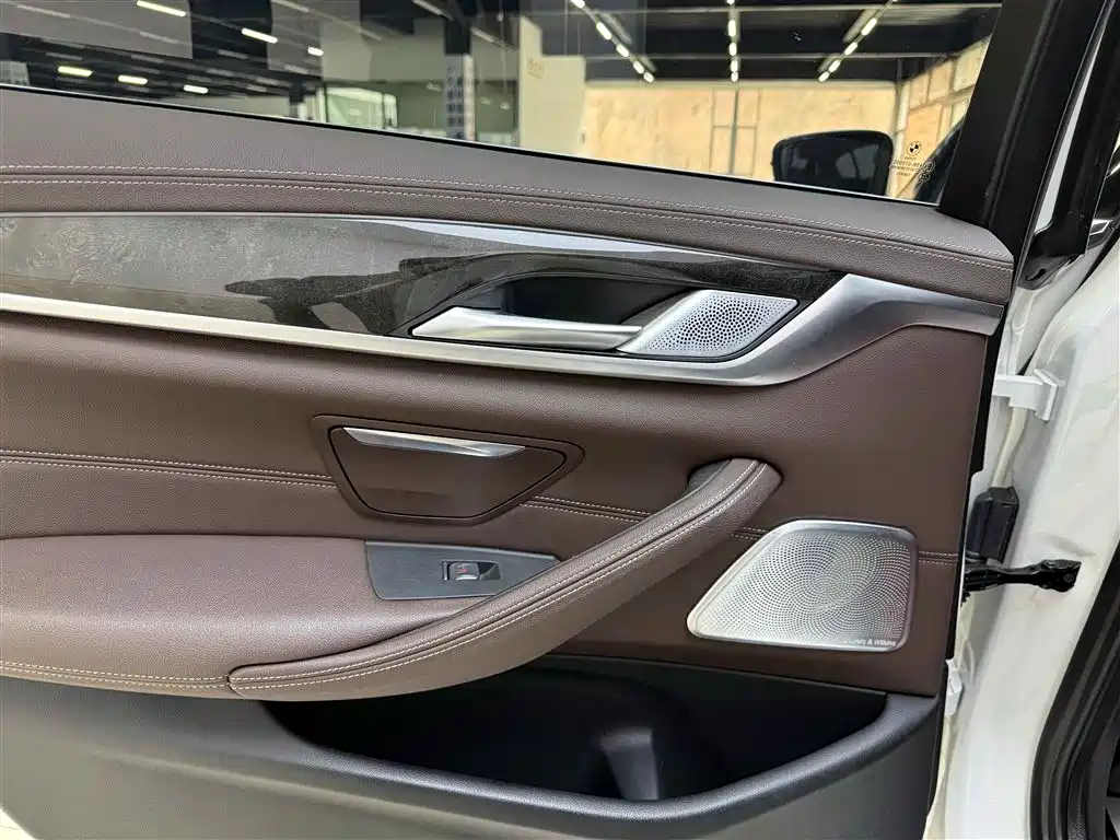 BMW 5 Series 2022 — фото 17