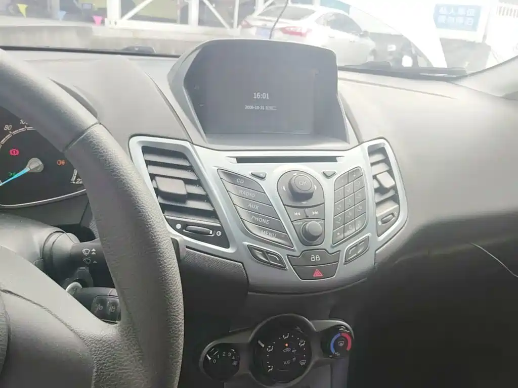 Ford Fiesta 2015 — фото 13