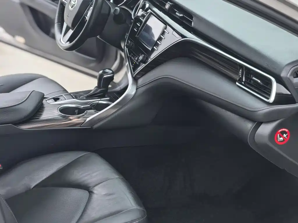Toyota Camry 2018 — фото 12