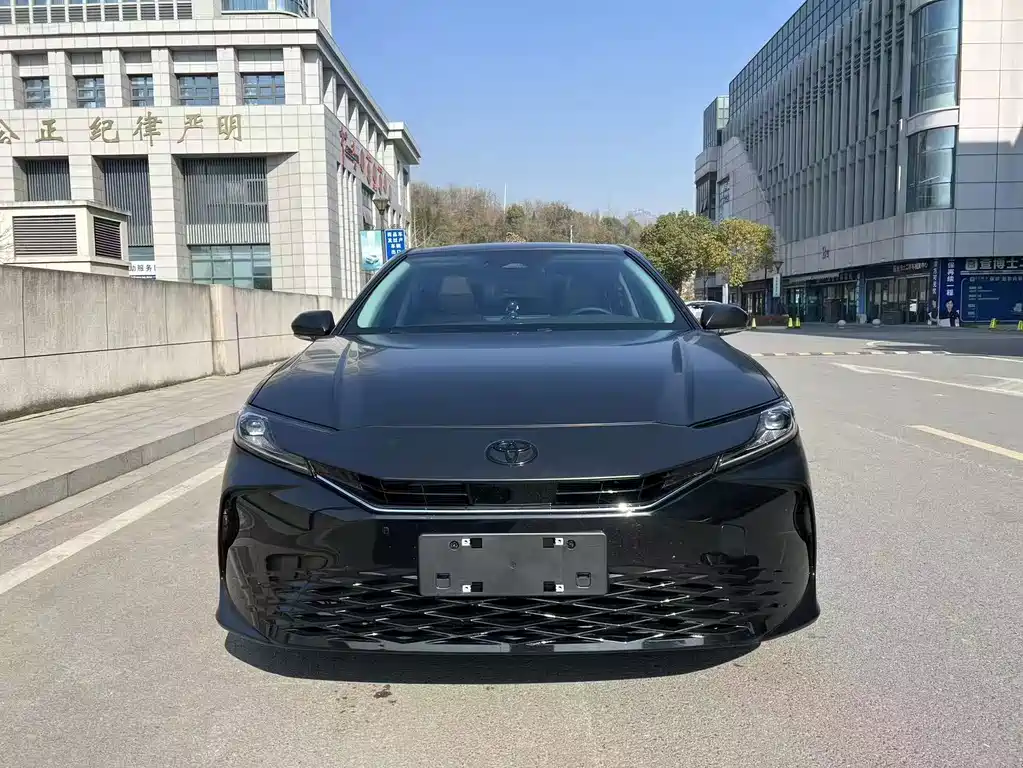 Toyota Camry 2024 — фото 1