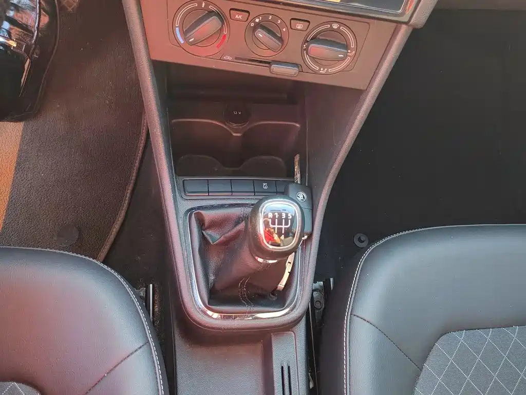 Skoda Rapid 2017 — фото 10