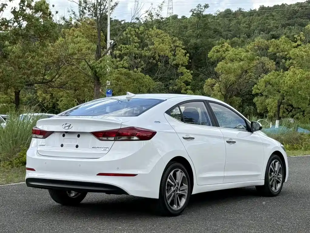 Hyundai Elantra 2017 — фото 9