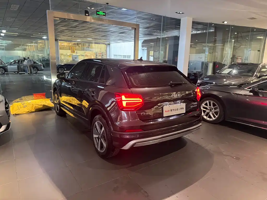 Audi Q2L e-tron 2021 — фото 4