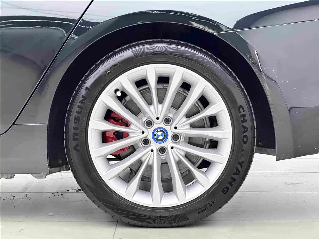BMW 5 Series New Energy 2019 — фото 17