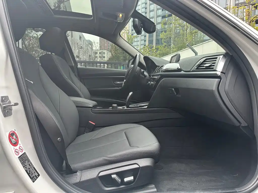 BMW 3 Series 2017 — фото 14