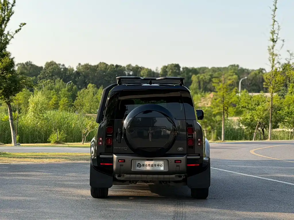 Land Rover Defender 2023 — фото 18