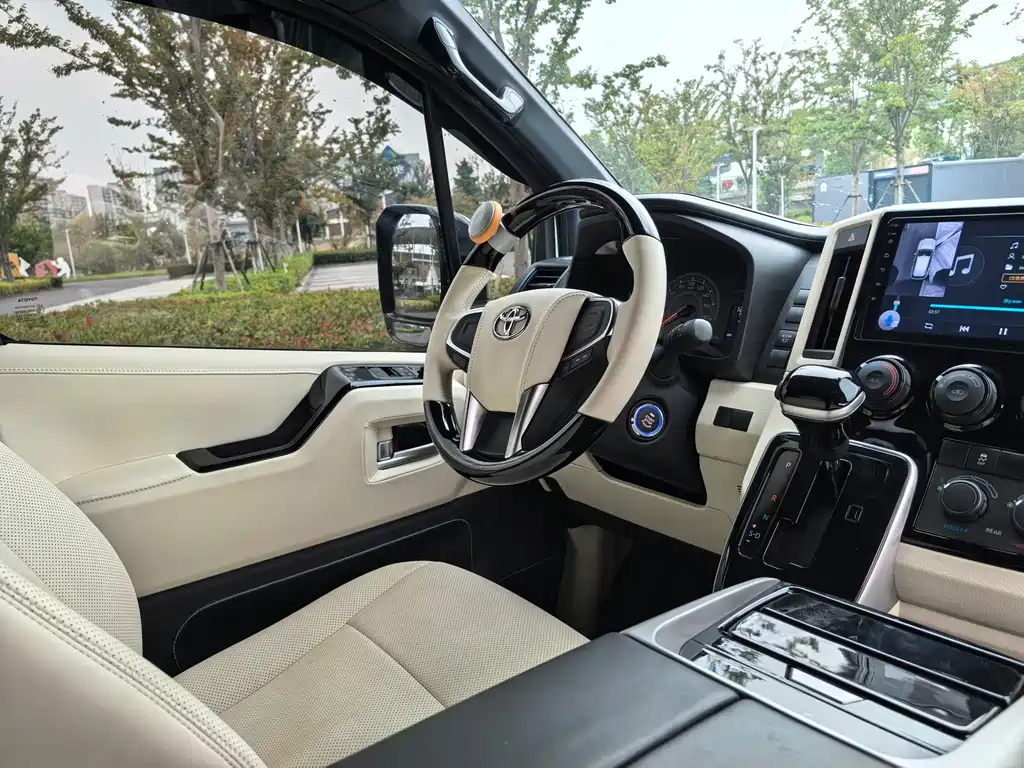 Toyota Hiace 2023 — фото 10
