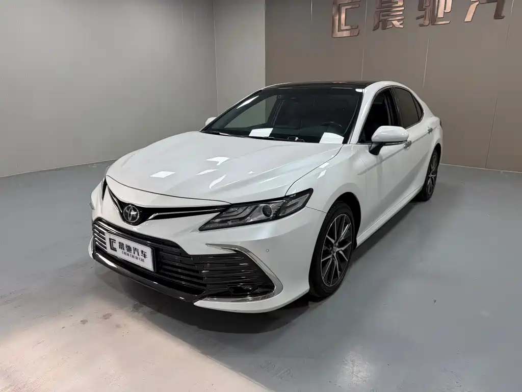 Toyota Camry 2023 — фото 1