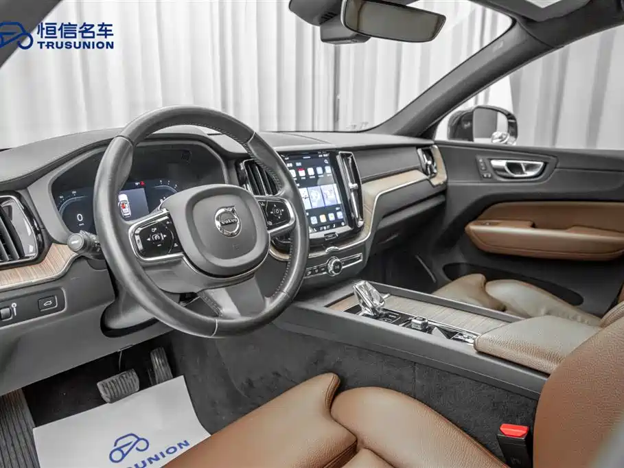 Volvo XC60 2022 — фото 12