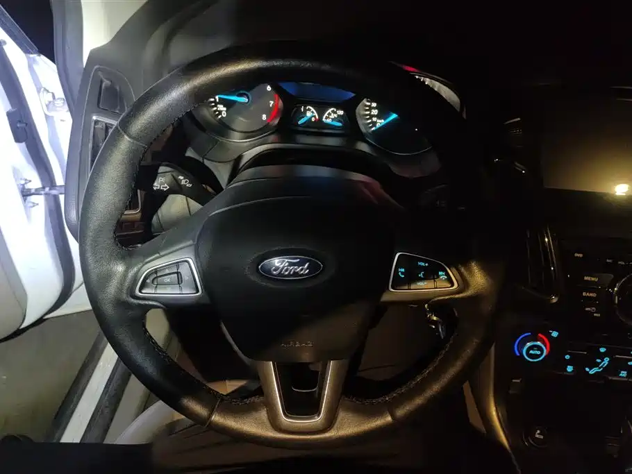 Ford Focus 2015 — фото 15